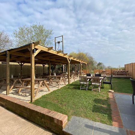 The Six Bells Hotell Beenham Eksteriør bilde