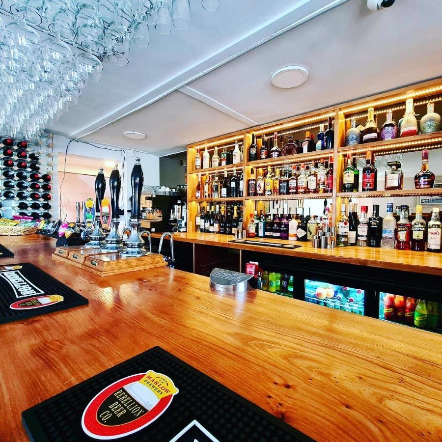 The Six Bells Hotell Beenham Eksteriør bilde