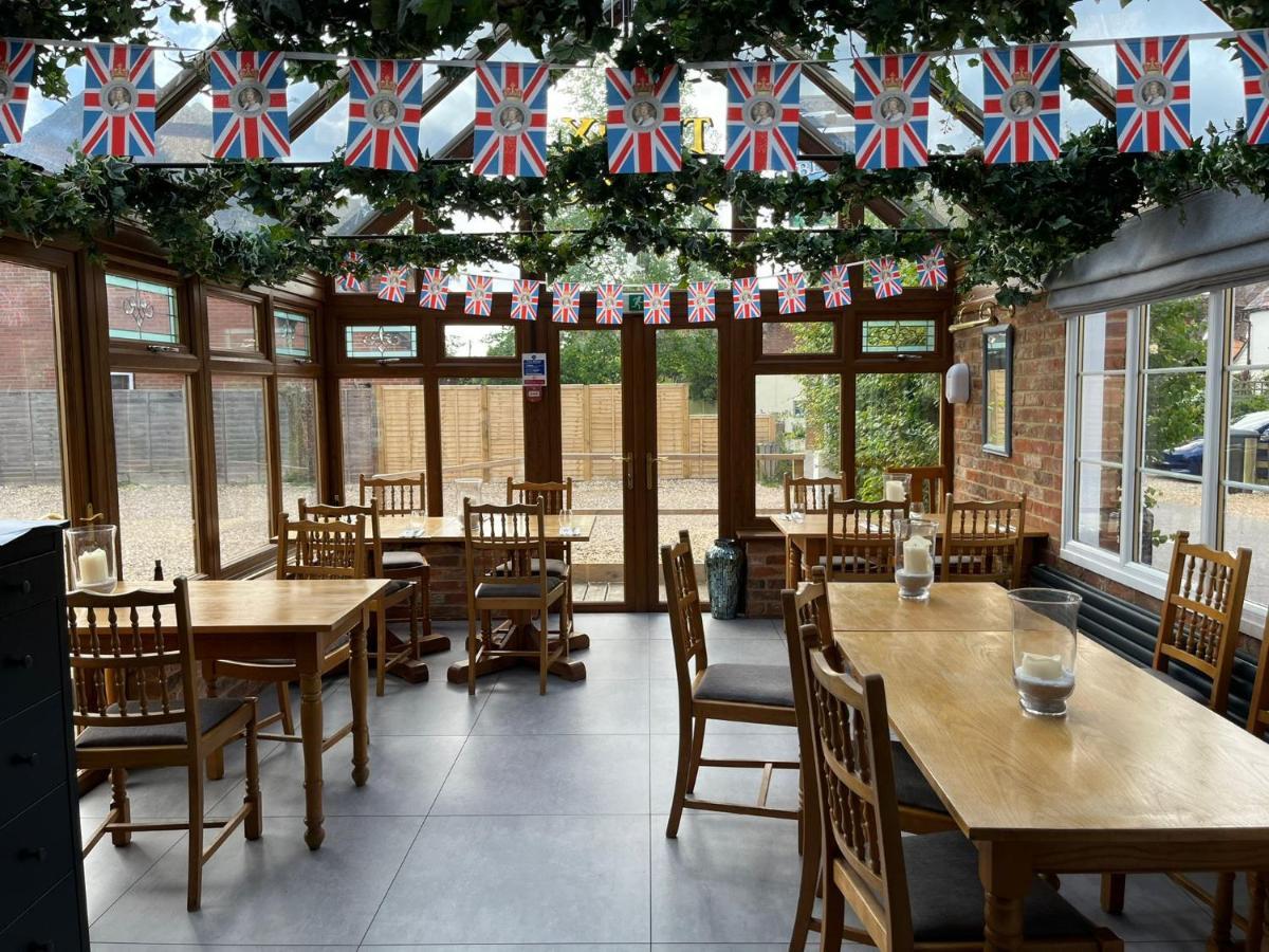 The Six Bells Hotell Beenham Eksteriør bilde