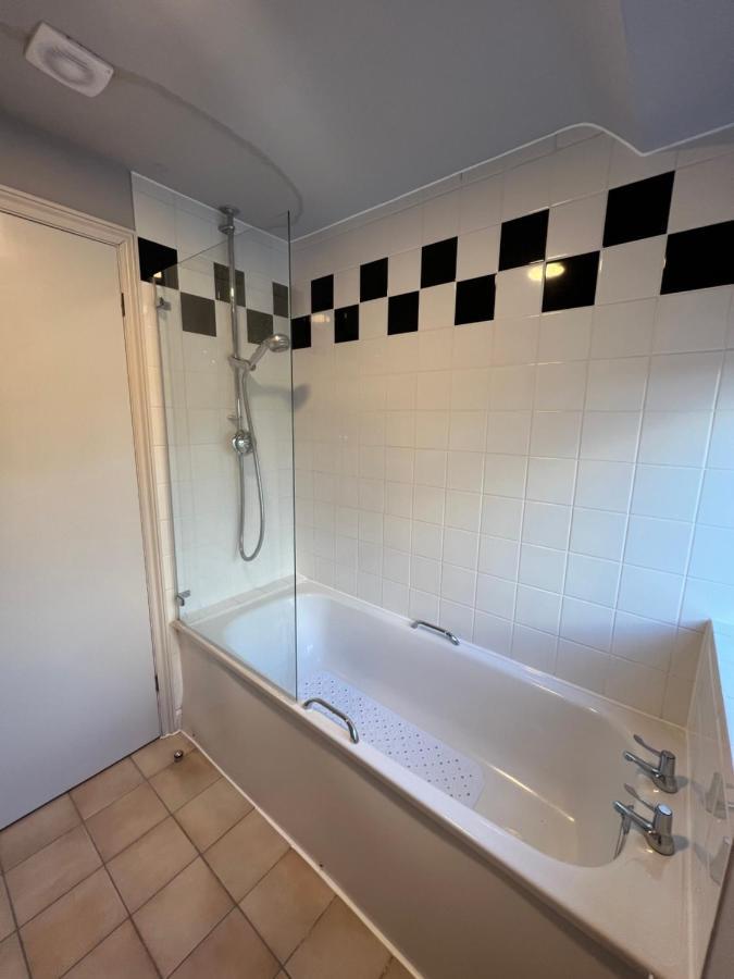 The Six Bells Hotell Beenham Eksteriør bilde